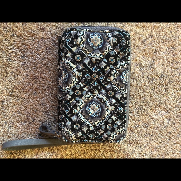 Vera Bradley wallet with wrist handle - Picture 3 of 5